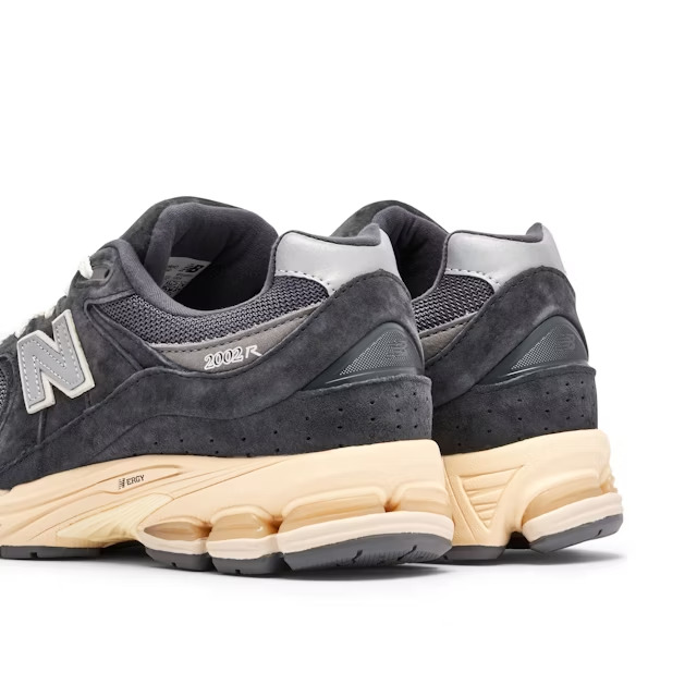 Chaussure-New-Balance-2002R-Noir-2.jpeg