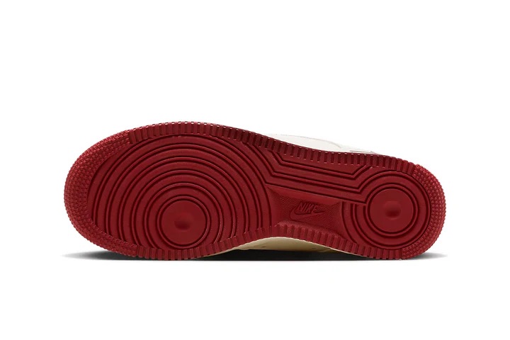 Chaussure-Nike-Air-Force-1-Low-Valentine-s-Day-5.jpeg
