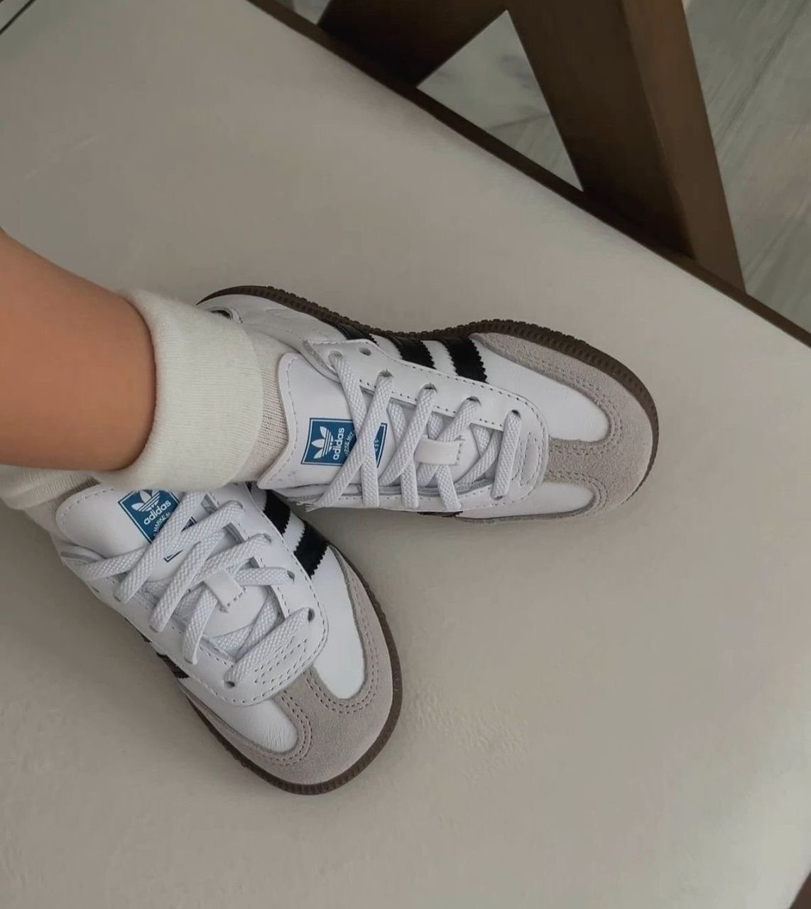 Chaussures-Enfants-Adidas-Samba-Blanc-Rayures-Noires-Semelle-Gomme-5.jpeg