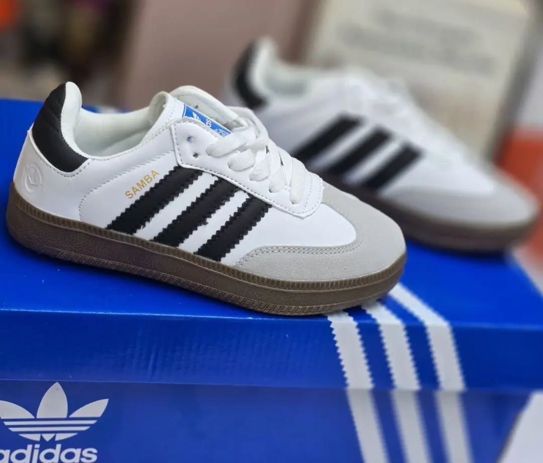 Chaussures-Enfants-Adidas-Samba-Blanc-Rayures-Noires-Semelle-Gomme-6.jpeg