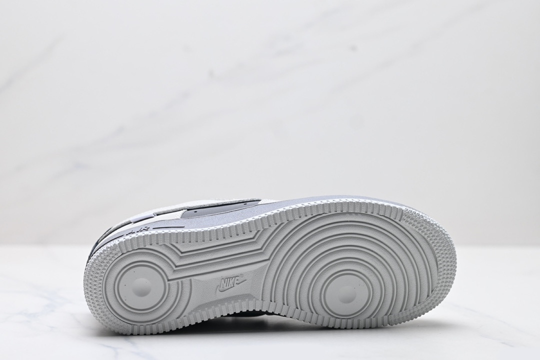 Chaussures-Nike-Air-Force-1-Low-Gris-Clair-Accents-Gris-Fonce-2.jpeg