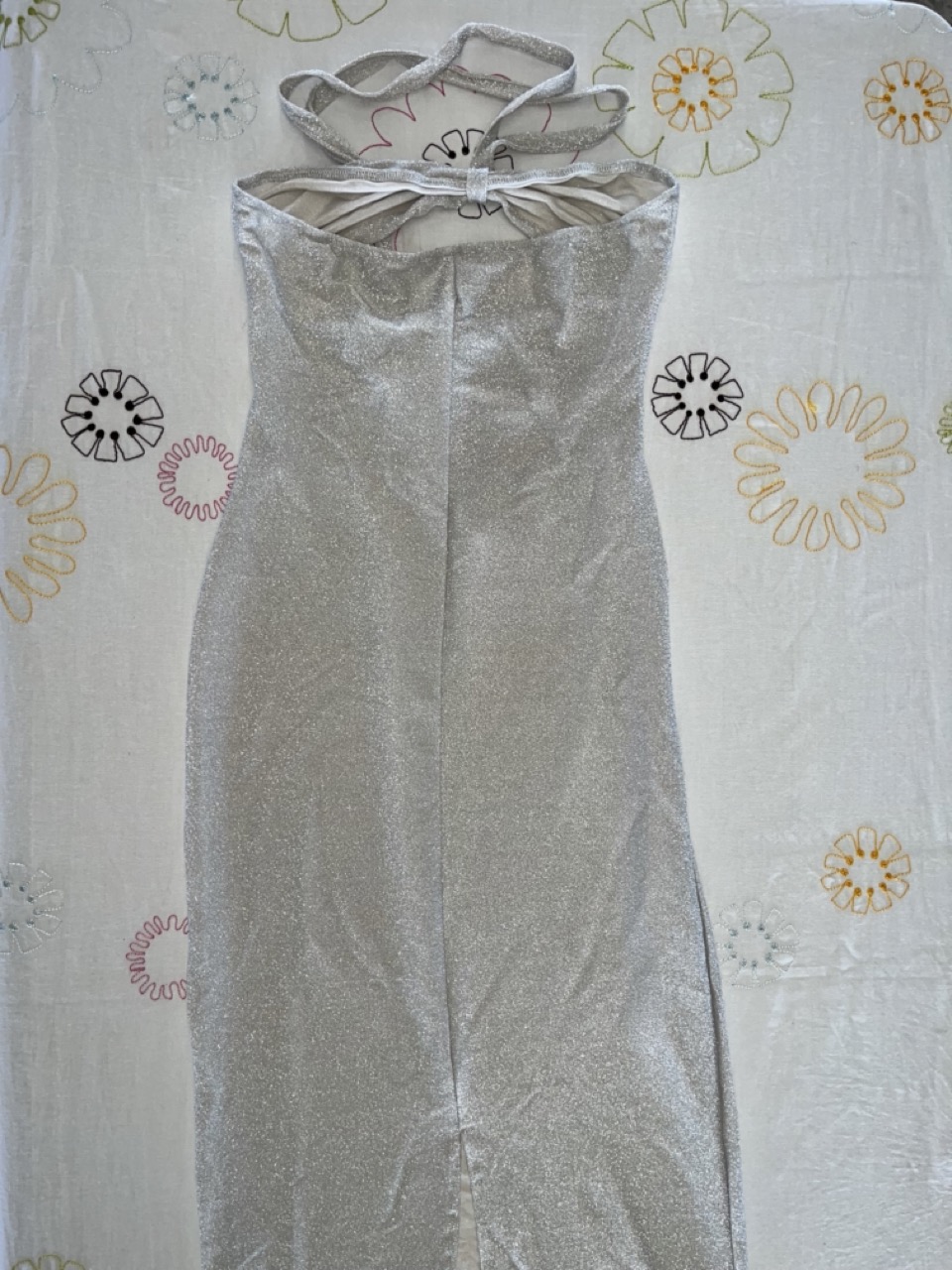 Robe-Shein-bustier-argentee-scintillante-avec-detail-noue-4.jpeg