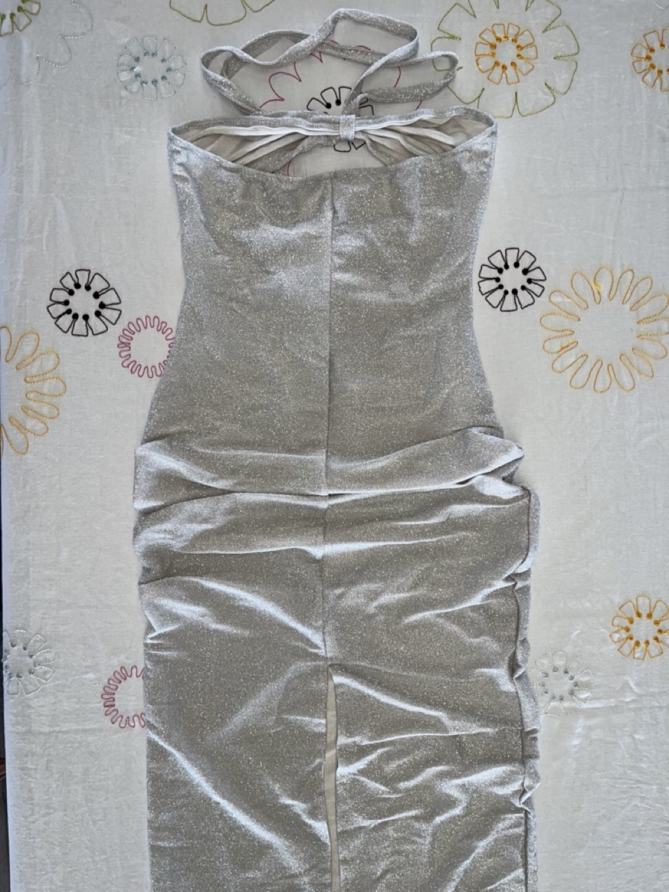 Robe-Shein-bustier-argentee-scintillante-avec-detail-noue-5.jpeg