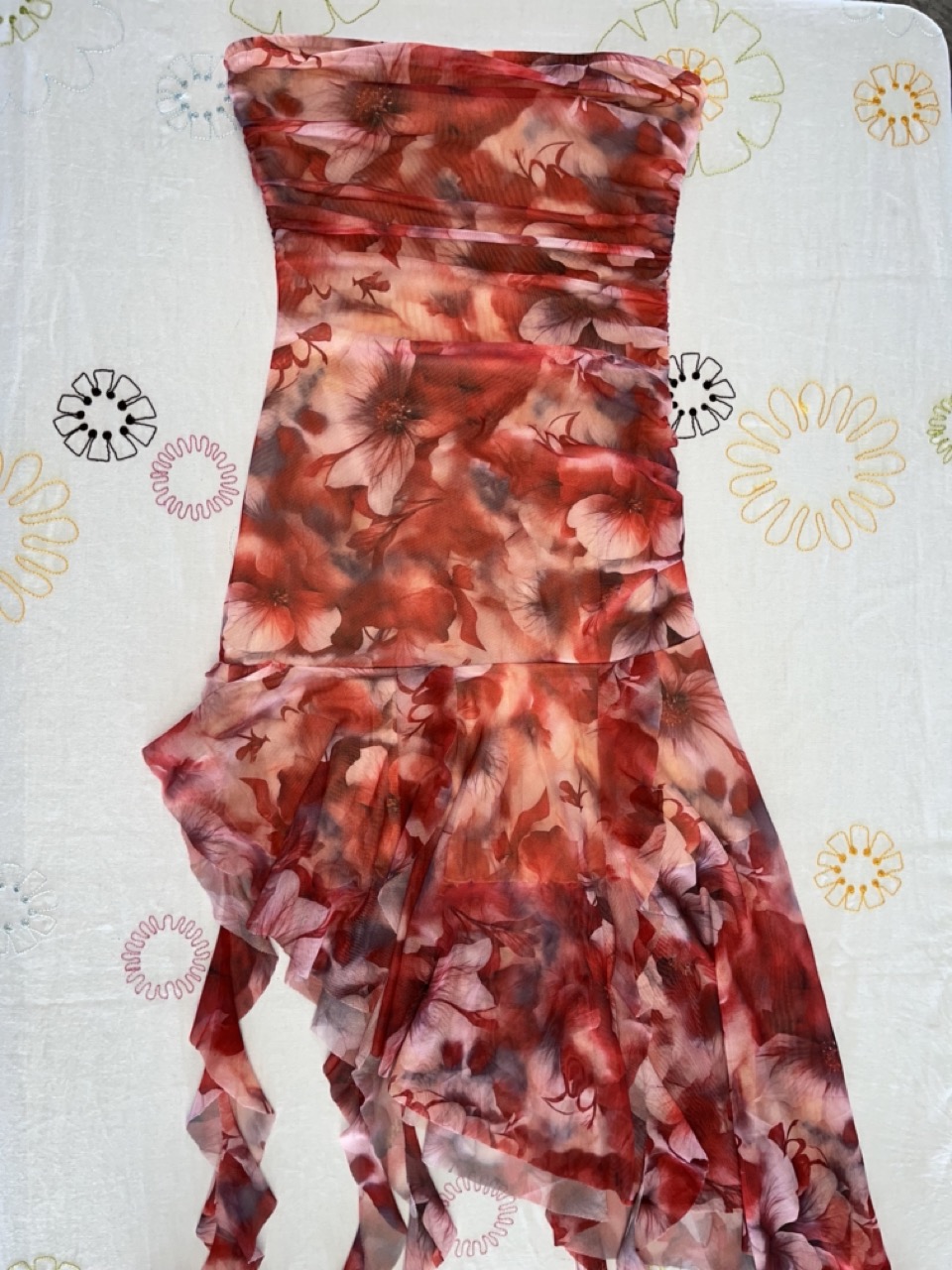 Robe-Shein-bustier-asymetrique-imprime-floral-rouge-pour-soirees-et-sorties-2.jpeg