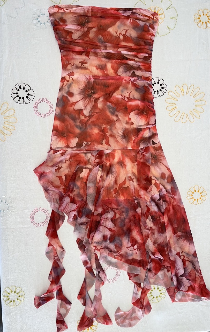 Robe-Shein-bustier-asymetrique-imprime-floral-rouge-pour-soirees-et-sorties-3.jpeg