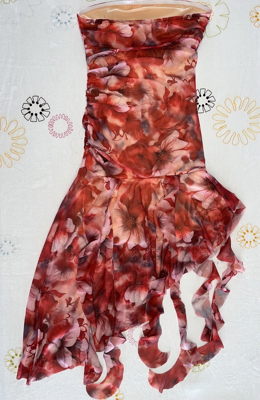 Robe-Shein-bustier-asymetrique-imprime-floral-rouge-pour-soirees-et-sorties-4.jpeg
