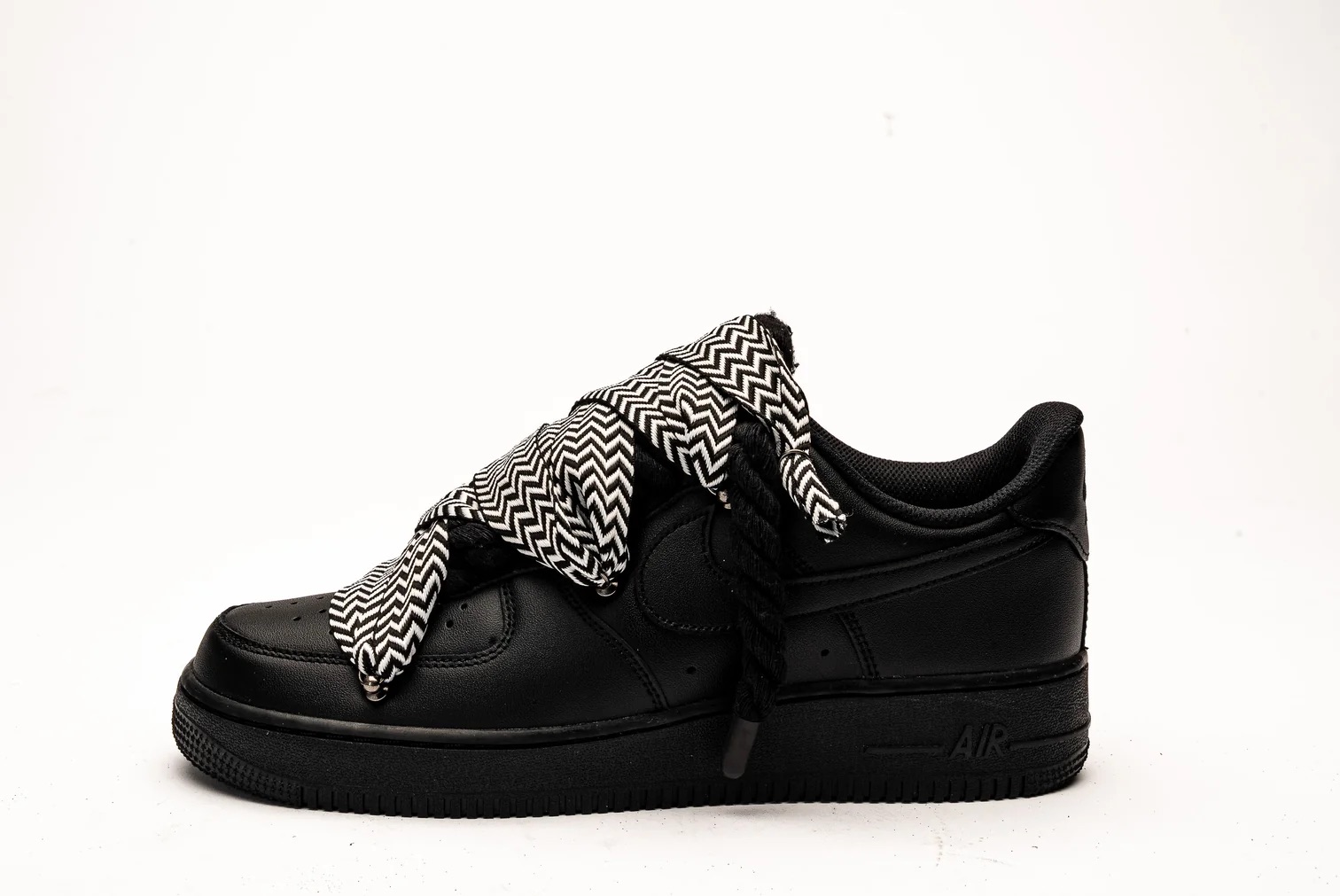 chaussures-nike-air-force-1-low-07-blanc-lanvin-lacets-rope-blanc-et-noir-5.jpeg