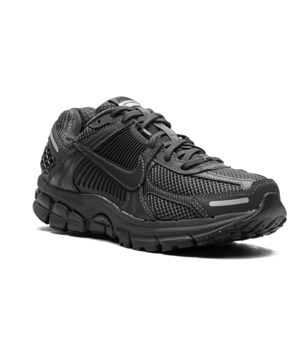 chaussures-nike-zoom-vomero-5-noir-avec-trait-blanc-2.jpeg