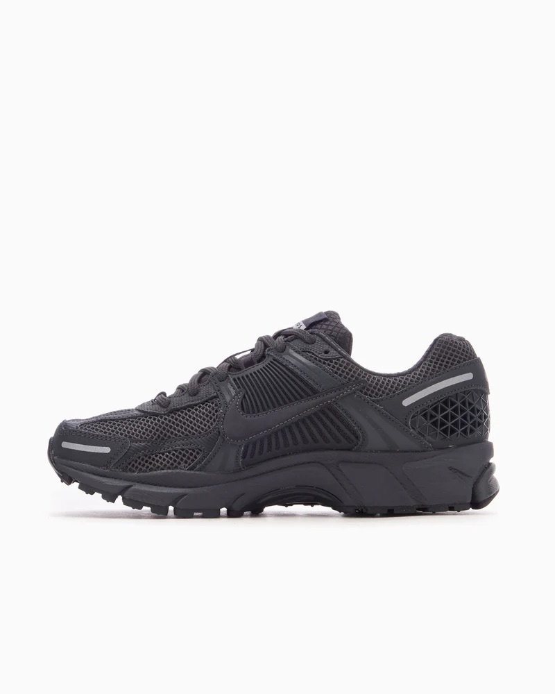 chaussures-nike-zoom-vomero-5-noir-avec-trait-blanc-3.jpeg