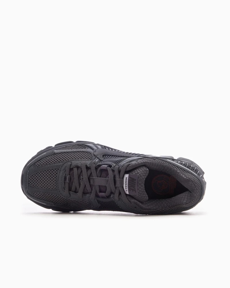 chaussures-nike-zoom-vomero-5-noir-avec-trait-blanc-4.jpeg