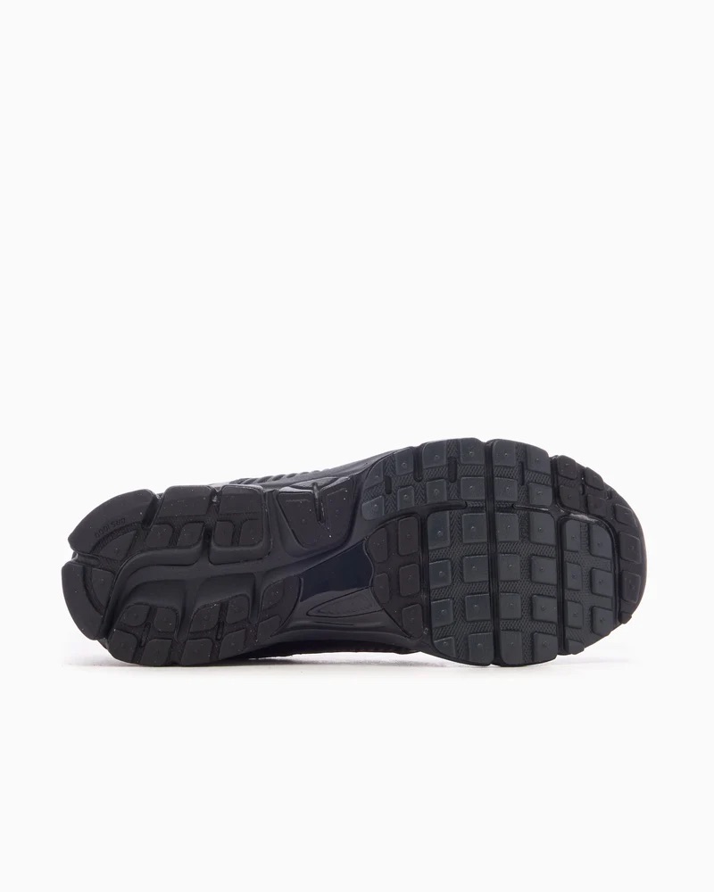 chaussures-nike-zoom-vomero-5-noir-avec-trait-blanc-5.jpeg