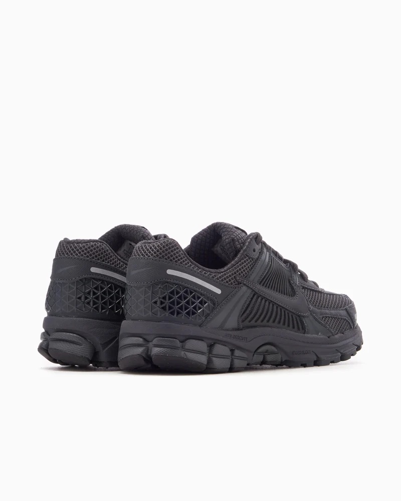 chaussures-nike-zoom-vomero-5-noir-avec-trait-blanc-7.jpeg