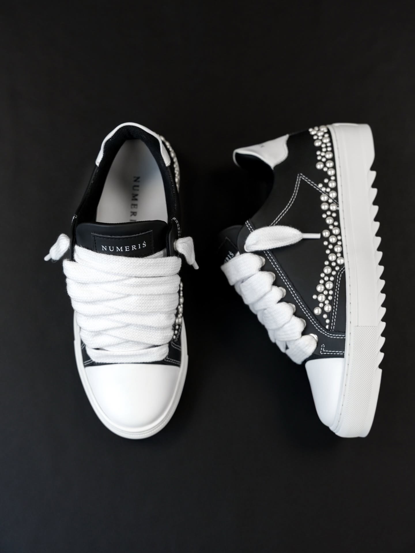 chaussures-numeris-atelier-pearl-denim-et-pearl-leather-ornees-de-perles-sur-cote-4.jpeg