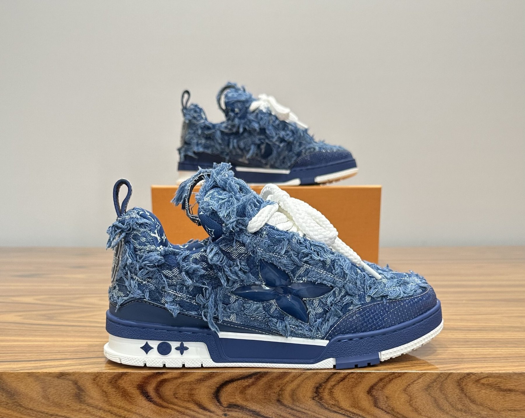 louis-vuitton-lv-skate-en-denim-bleu-effiloche-5.jpg
