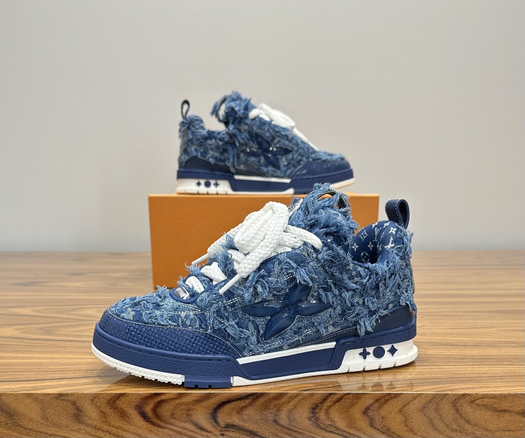 louis-vuitton-lv-skate-en-denim-bleu-effiloche-6.jpg