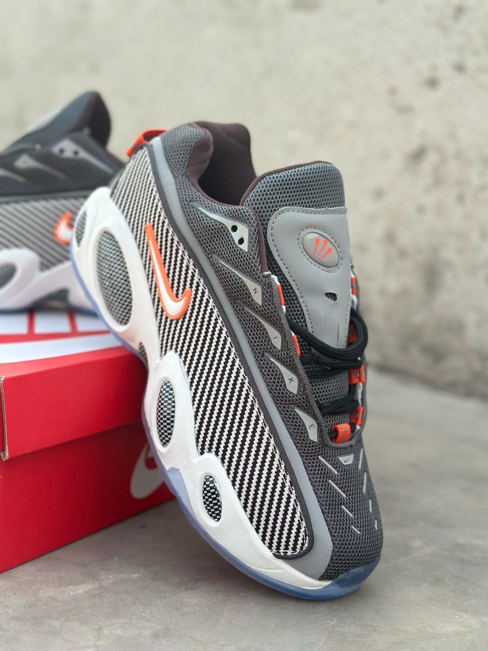Nike NOCTA Glide Gris-Orange avec des semelles Blanches