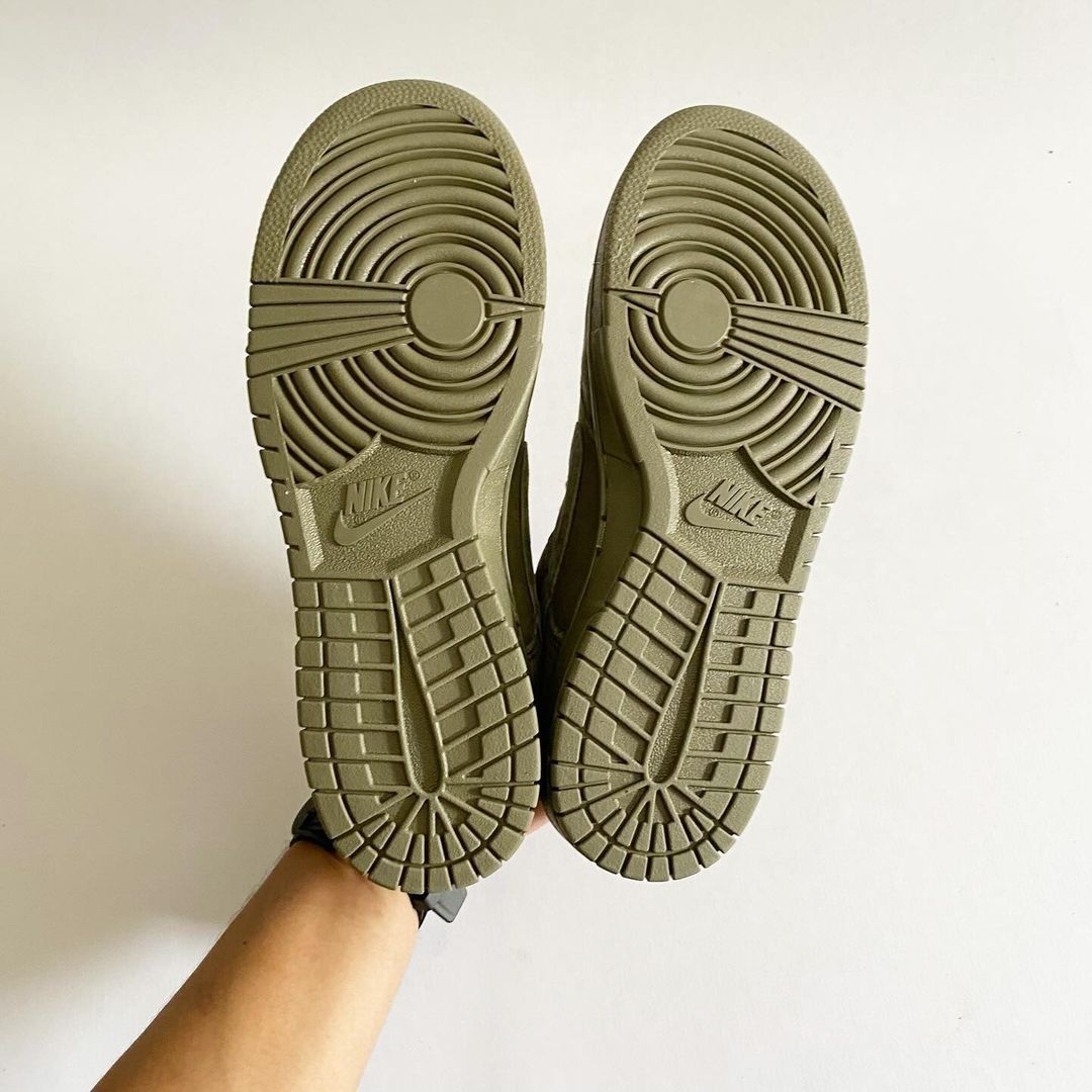nike-sb-dunk-low-x-supreme-2.jpg