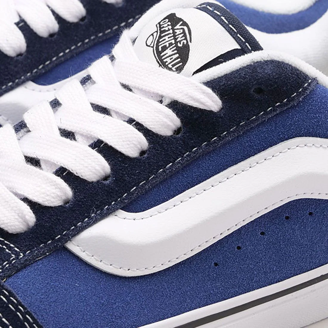 vans-knu-skool-bleu-marine-avec-des-semelles-blanches-2.png