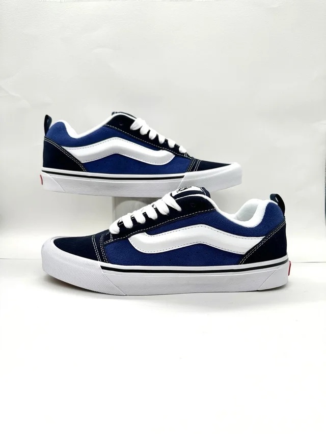 vans-knu-skool-bleu-marine-avec-des-semelles-blanches-4.jpeg